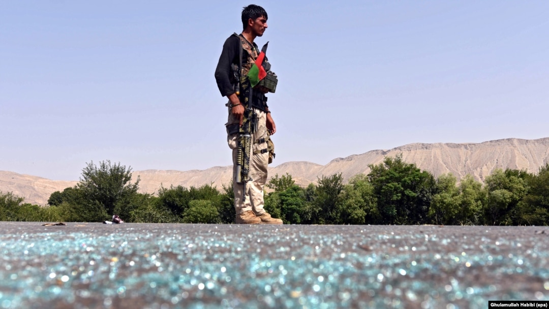 Tentara Afghanistan berjaga-jaga dalam bentrokan antara militan Negara Islam (ISIS) di distrik Kot, provinsi Nangarhar (26/6). (EPA/Ghulamullah Habibi)