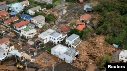 Bangunan-bangunan yang ambruk akibat longsor yang disebabkan Topan Wipha di pulau Izu Oshima, selatan Tokyo (16/10). (Reuters/Kyodo)