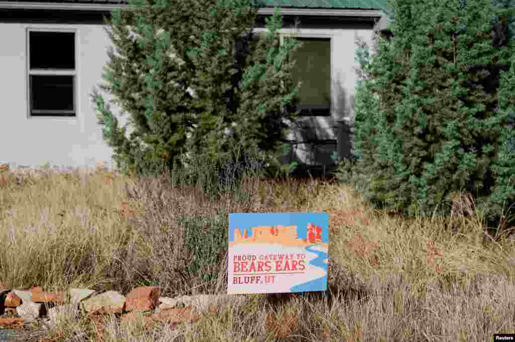 Sebuah tanda dukungan kepada Monumen Nasional Bears Ears di depan halaman di Bluff, Utah, 28 Oktober 2017.