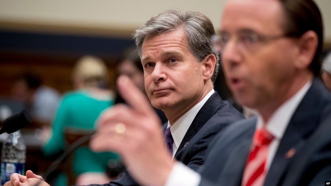 El vicefiscal general de EE.UU., Rod Rosenstein (derecha), y el director del FBI, Christopher Wray, testifican ante la Comisión Judicial de la Cámara de Representantes en el Capitolio, el jueves 28 de junio de 2018, sobre las acciones del Dpto. de Justicia y el FBI relacionadas con la elección presidencial de 2016.
