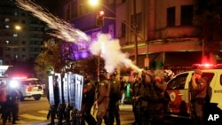 Polisi menembakkan gas air mata ke arah pendukung Presiden Dilma Rousseff di Sao Paulo, Brazil, 30 Agustus 2016 (AP Photo/Andre Penner)