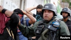 La violación de derechos humanos durante protestas enfrenta a los gobiernos de Venezuela y Estados Unidos.