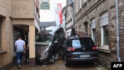 16일 독일 서부 바드노이나-아바일러 골목에 홍수로 차들이 떠밀려왔다.