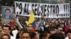 ARCHIVO - Personas marchan con un cartel que dice "No al secuestro" en protesta contra los secuestros en Bogotá, Colombia, el 6 de diciembre de 2011.