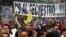 ARCHIVO - Personas marchan con un cartel que dice "No al secuestro" en protesta contra los secuestros en Bogotá, Colombia, el 6 de diciembre de 2011.