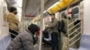 ARCHIVO - Pasajeros en el Metro de la ciudad de Nueva York usan mascarillas el 17 de diciembre de 2020.