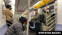 ARCHIVO - Pasajeros en el Metro de la ciudad de Nueva York usan mascarillas el 17 de diciembre de 2020.