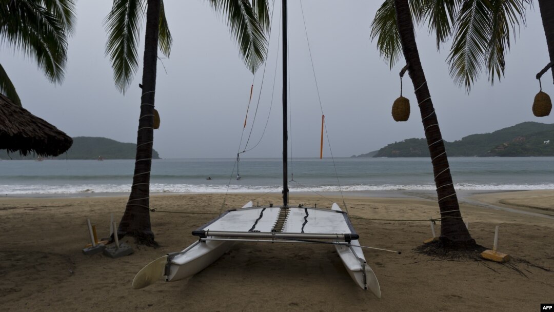 Kawasan wisata pantai di Zihuatanejo, Meksiko sepi menjelang datangnya badai tropis Raymond (foto: dok).