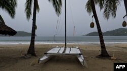 Kawasan wisata pantai di Zihuatanejo, Meksiko sepi menjelang datangnya badai tropis Raymond (foto: dok).