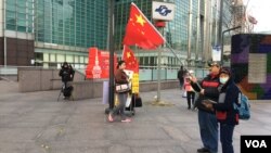 台湾统派人士在台北101大楼前展示五星旗