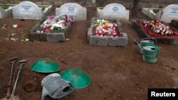 Makam-makam yang masih baru bagi korban penembakan di Mal Westgate di Nairobi terlihat di sebuah pemakaman di Nairobi. Kelompok militan al-Shabab mengaku bertanggung jawab atas tragedi yang setidaknya menewaskan 72 orang itu. 