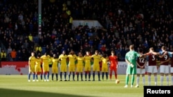 'Yan wasan Burnley sanye da riga launin rawaya