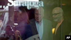 El senador Patrick Leahy (centro) se reunió con el ministro de Relaciones Exteriores cubano, Bruno Rodríguez.