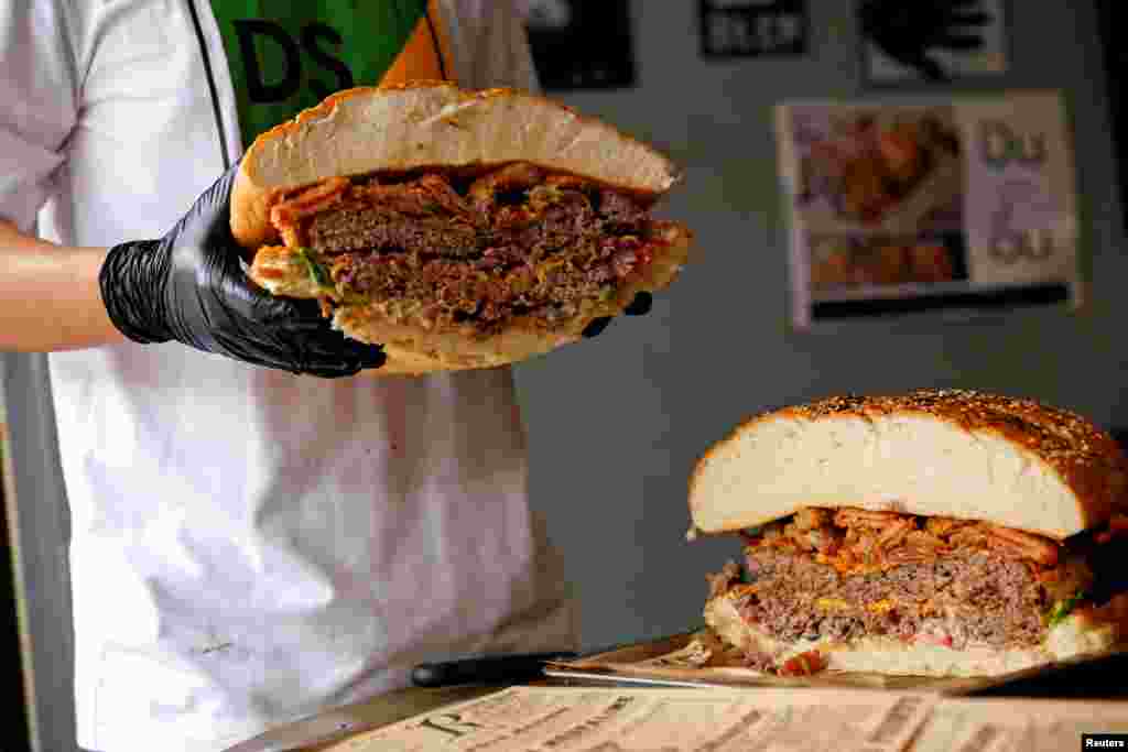 A chef holds up what it is believed to be Thailand&#39;s biggest burger, weighing more than 6 kilograms, before a competition to see who can actually eat it, at the Chris Steaks &amp; Burgers restaurant in Bangkok.