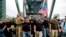 Anggota dari kelompok sayap kanan "Proud Boys" dan kemlompok sayap kanan lainnya berpawai melintasi jembatan Hawthorne dalam aksi unjuk rasa menyerukan penghapusan teroris domestik di Portland, Oregon, pada 17 Agustus 2019. (Foto: AP/Noah Berger)