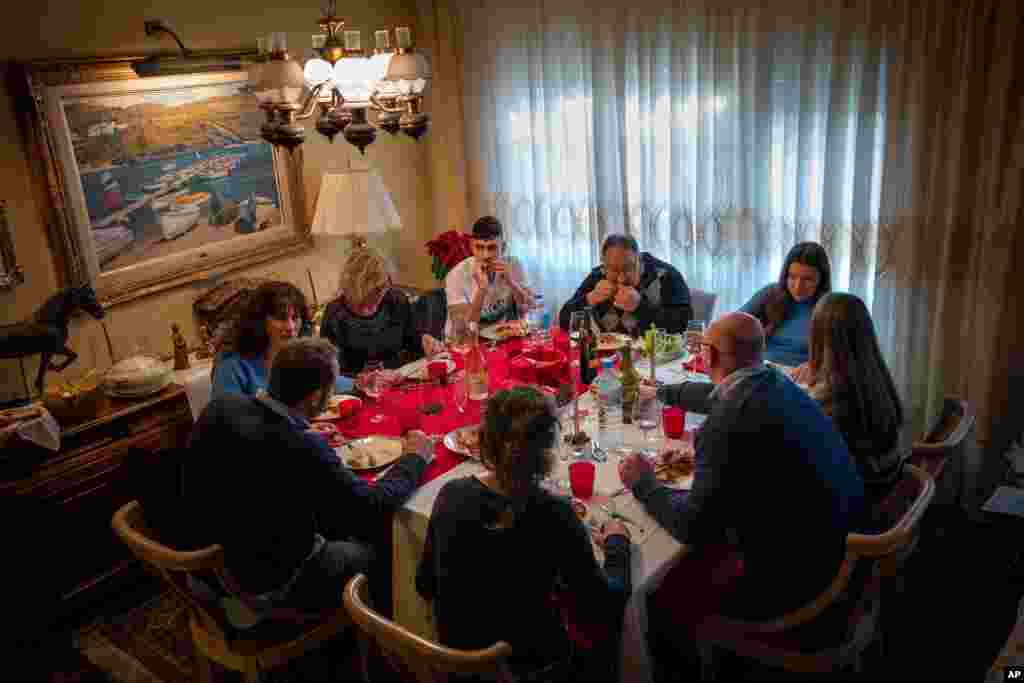 اعضای خانواده راموندا برای صرف ناهار روز کریسمس در سنتمنتا بارسلونا دور هم جمع شدند.