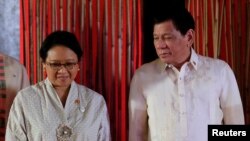 Presiden Filipina Rodrigo Duterte dan Menteri Luar Negeri Indonesia Retno Marsudi pada saat menghadiri Pertemuan ke-50 Menteri Luar Negeri ASEAN, di Pasay City, Metro Manila, Filipina, 8 Agustus 2017.