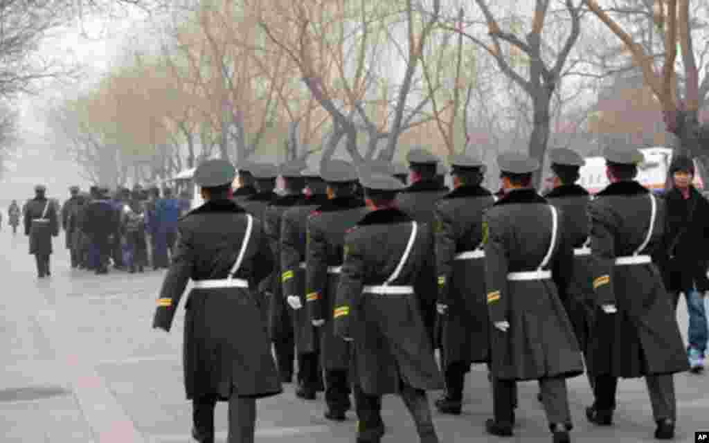 武警士兵列队行进