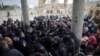 Polisi Israel bersiaga di gerbang masjid Kubah Batu dan berhadap-hadapan dengan warga Palestina, 14 Januari 2019 (foto: AP Photo/Mahmoud Illean)