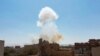  De la fumée s'élève après des frappes aériennes menées par l'Arabie saoudite sur une base militaire à Sanaa, au Yémen, le 7 mars 2021.