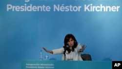 La exvicepresidenta argentina Cristina Fernández habla durante la ceremonia de inauguración del Micro Estadio Néstor Kirchner, en Quilmes, Buenos Aires, Argentina, el sábado 27 de abril de 2024. (Foto AP/Gustavo Garello).