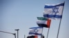 Bendera nasional Israel dan Uni Emirat Arab berkibar di sepanjang jalan raya menyusul kesepakatan untuk meresmikan hubungan kedua negara, di Netanya, Israel, 17 Agustus 2020. (Foto: REUTERS/Nir Elias)