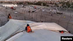 La toma desde un dron muestra a trabajadores construyendo un refugio temporal para migrantes deportados de Estados Unidos, en Ciudad Juárez. México, el 23 de enero de 2025.