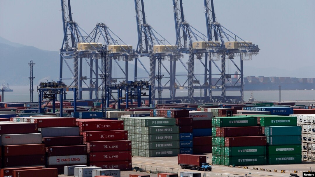 Sebuah truk melintasi deretan peti kemas di pelabuhan Ningbo, provinsi Zhejiang (9/7). Pertumbuhan ekonomi China melamban ke tingkat terendah sejak 1991
