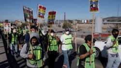 Para pencari suaka dan migran yang dideportasi menggelar aksi protes terhadap kebijakan imigrasi AS di Tijuana, Meksiko, pada 18 Desember 2024. (Foto: Reuters/Aimee Melo)