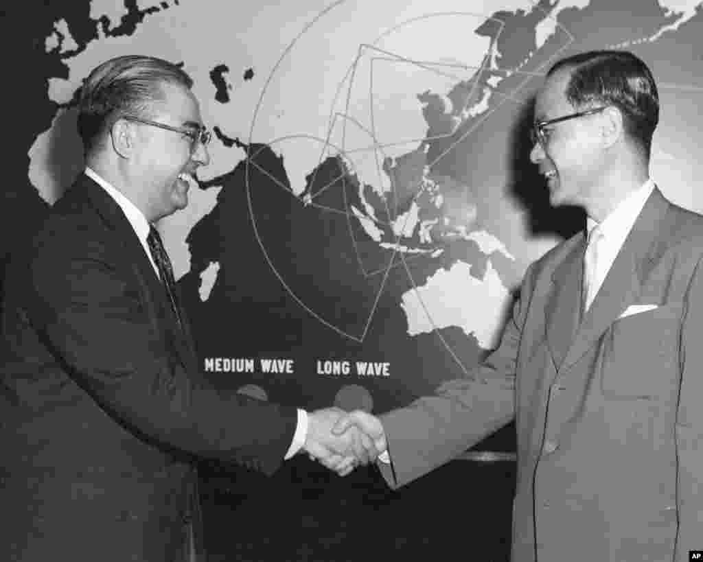 老照片回顾：美国之音中文广播70年