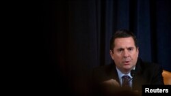 El legislador republicano por California, Devin Nunes, interroga a testigos en la investigación de juicio político del presidente Donald Trump en noviembre de 2019, en el Comité de Inteligencia de la Cámara.