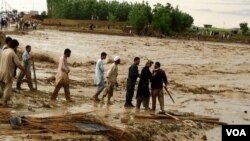 Banjir melanda beberapa provinsi di Afghanistan utara dan telah menewaskan 110 orang lebih (27/4). 