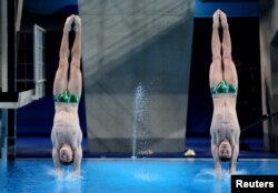 Juegos Olímpicos de París 2024 - Saltos - Final de plataforma sincronizada de 10 m masculino - Centro Acuático, Saint-Denis, Francia - 29 de julio de 2024. Kirill Boliukh de Ucrania y Oleksii Sereda de Ucrania en acción. REUTERS/Leah Millis