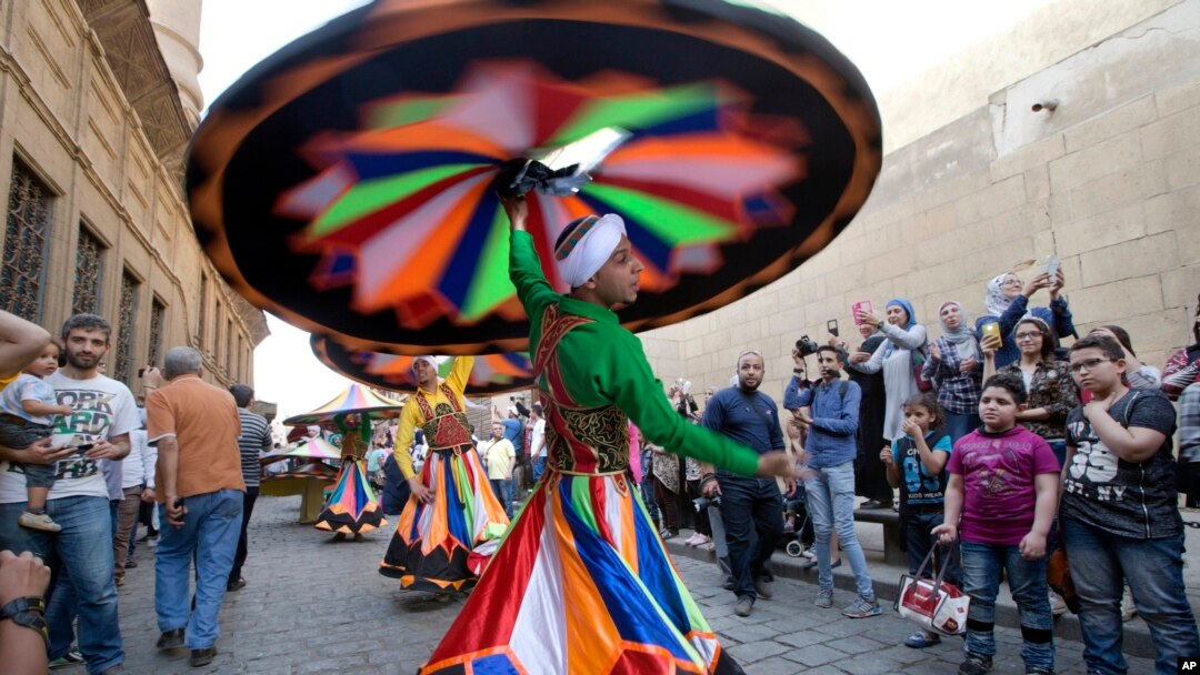 Sebuah festival kesenian di Fatimiyah Kairo, Mesir, sebagai ilustrasi. (Foto: AP)