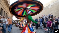 Des derviches tourneurs participent au Festival international de tambours et d'arts traditionnels à El-Moez au Caire, Égypte, le 21 avril 2017.