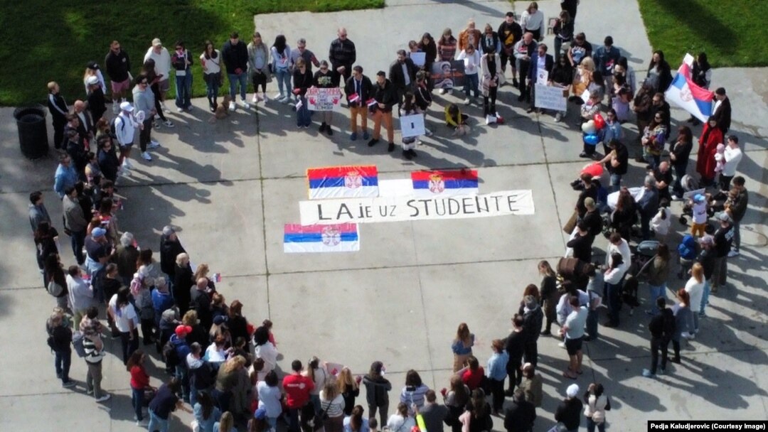 Srpska dijaspora u Los Anđelesu na skupu podrške studentima u Srbiji (Foto: Peđa Kaluđerović)