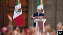 El presidente saliente de México, Andrés Manuel López Obrador, pronuncia su último informe sobre el Estado de la Nación en El Zócalo, la plaza principal de la Ciudad de México, el domingo 1 de septiembre de 2024.