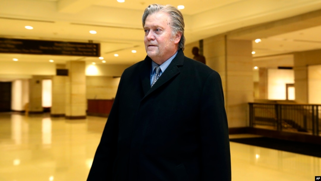 Mantan kepala strategi Gedung Putih, Steve Bannon meninggalkan ruang pertemuan dengan para anggota Komisi Intelijen DPR AS, Rabu (16/1). 