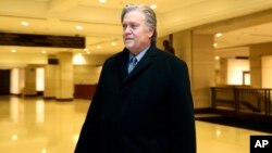 Mantan kepala strategi Gedung Putih, Steve Bannon meninggalkan ruang pertemuan dengan para anggota Komisi Intelijen DPR AS, Rabu (16/1). 