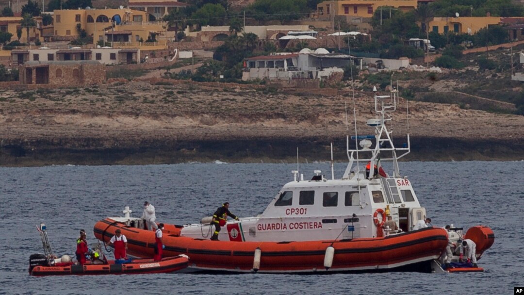 Pasukan penjaga pantai Italia membantu evakuasi korban di lepas pantai Pulau Lampedusa (foto: dok). 