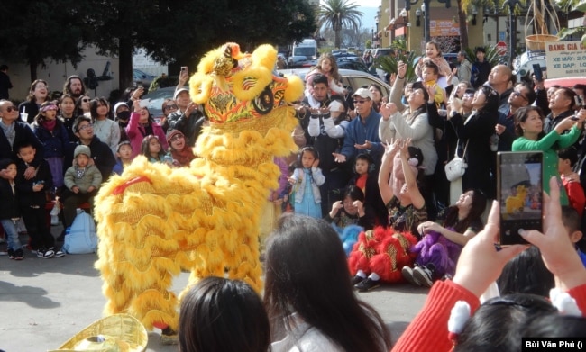 Múa lân đón tết ở San Jose, California (Ảnh: Bùi Văn Phú)
