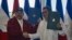 El presidente de Honduras Juan Orlando Hernández y el presidente de Nicaragua, Daniel Ortega, firman el Tratado de Integración del Bicentenario junto a la vicepresidenta de Nicaragua y la primera dama Rosario Murillo en Managua, el 27 de octubre de 2021.