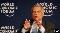 ARCHIVES - Ranil Wickremesinghe s'exprime lors d'un débat au Forum économique mondial de Davos, en Suisse, le 21 janvier 2016. 