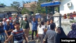 Sejumlah masyarakat melakukan protes terhadap salah satu rumah di Kompleks Griya Martubung yang mengadakan kegiatan ibadah Minggu, (13/1) (Foto: eunikeyulia/instagram)