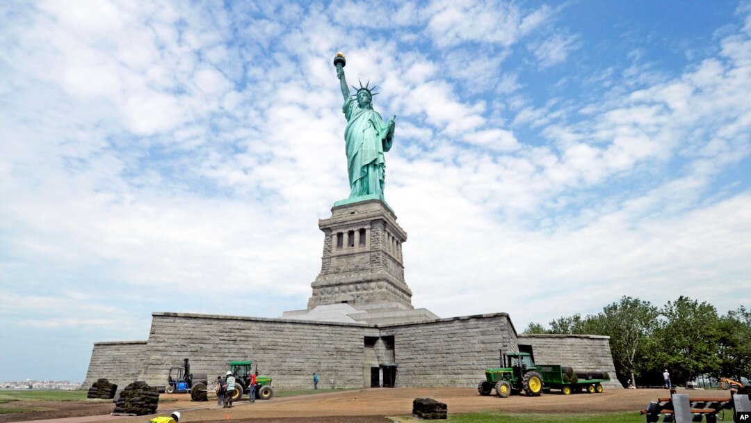 Patung Liberty di New York, dibuka kembali bertepatan dengan perayaan Hari Kemerdekaan Amerika, 4 Juli 2013, dan siap menyambut para pengunjung untuk pertama kalinya sejak Badai Sandy melanda New York tahun lalu (Foto: dok).
