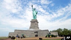 Patung Liberty di New York, dibuka kembali bertepatan dengan perayaan Hari Kemerdekaan Amerika, 4 Juli 2013, dan siap menyambut para pengunjung untuk pertama kalinya sejak Badai Sandy melanda New York tahun lalu (Foto: dok).