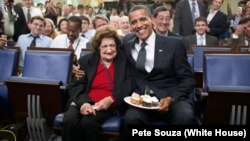 TT Barack Obama chụp hình với bà Helen Thomas nhân sinh nhật thứ 89 của bà vào ngày 4/8/2009 tại Tòa Bạch Ốc. 