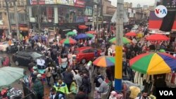 Al reanudarse la actividad comercial la policía en Bogotá debió intervenir para garantizar el distanciamiento social en un mercado popular en el Centro de la Ciudad. [Foto: cortesía del diario El Espectador]