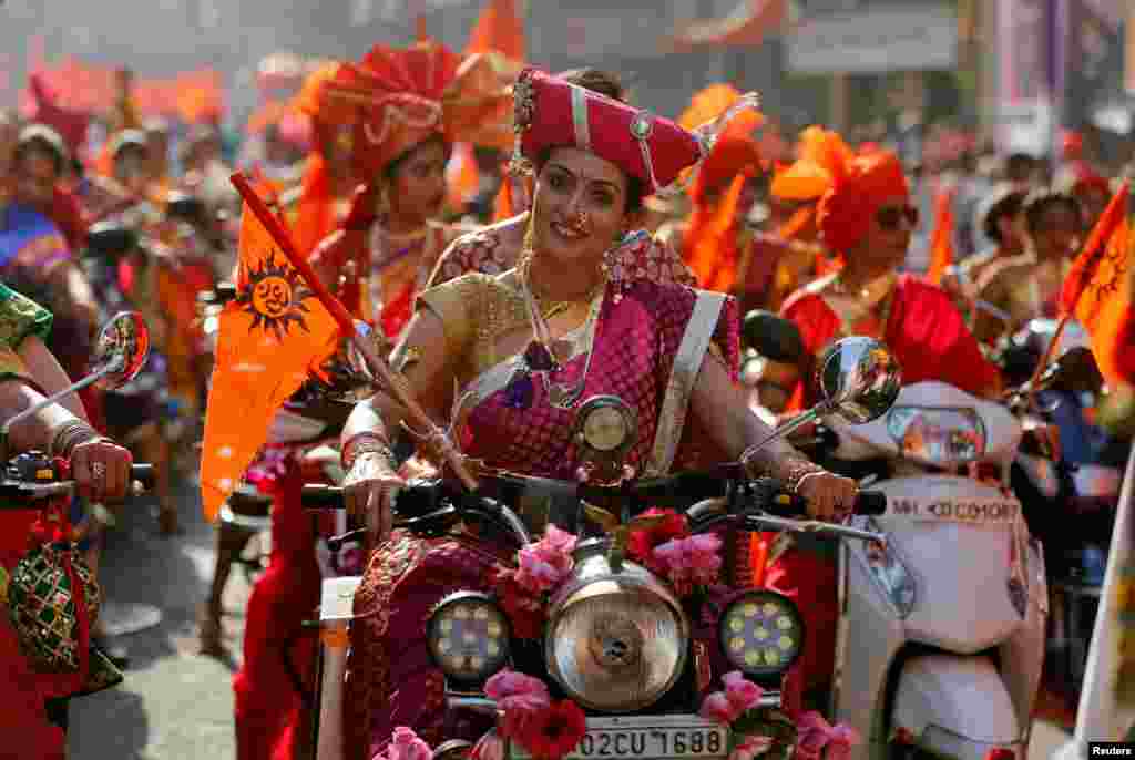 Para perempuan mengenakan pakaian tradisional India mengendarai sepeda motor pada perayaan festival Gudi Padwa atau tahun baru bagi negara bagian Maharashtra di Mumbai, India.