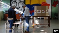Un hombre vota durante el referendo consultivo sobre el Esequibo en Caracas, Venezuela, este domingo 3 de diciembre de 2023.